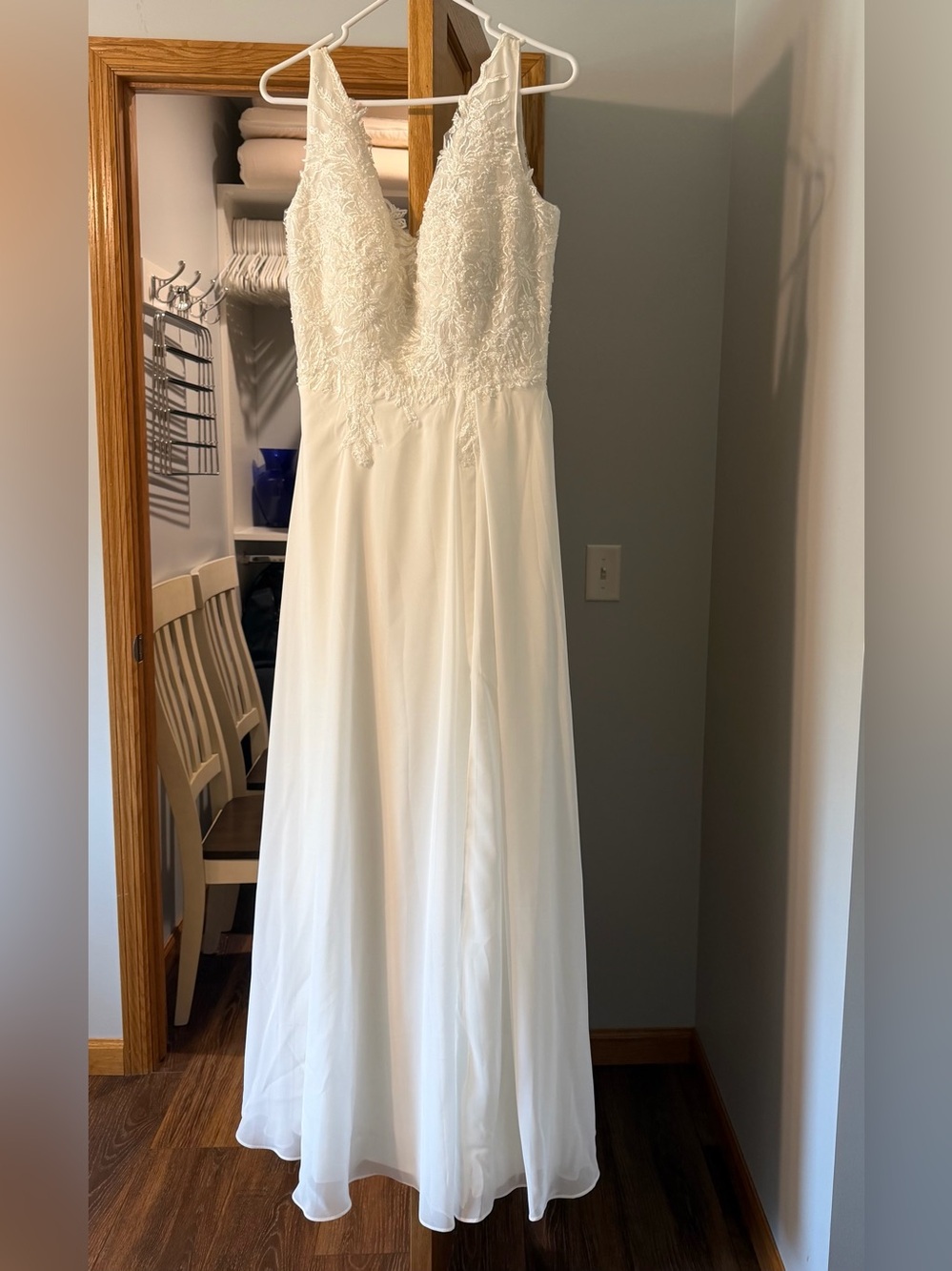 Wedding dress, never worn! - Picture 1 of 1